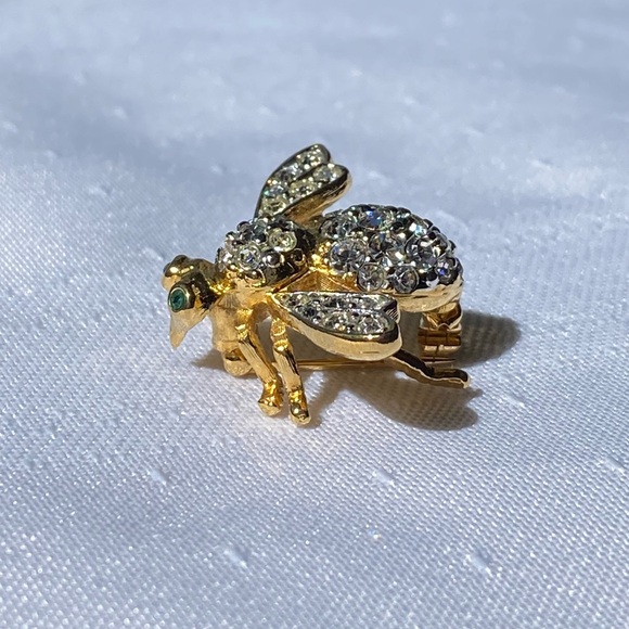 Vintage Joan Rivers Signed Bee Brooch Pin Gold Tone Clear Rhinestone Green Eyes - Picture 10 of 14